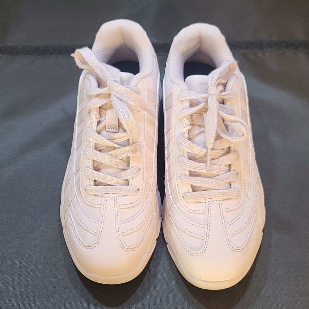 BRAND NEW K-SWISS LACE UP CLOSURE WOMEN'S SNEAKER